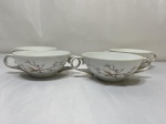 Jogo de 4 xícaras de consume em porcelana Schmidt floral com friso ouro. Medindo 12cm x 5cm de altura.