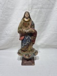 Antiga escultura sacra de Nossa Senhora da Conceição, entalhada em madeira com rica pintura policromada e detalhes florais esgrafiados em ouro, assentada sobre base de nuvem com três querubins. Medindo 36cm de altura. Leve perda na policromia.