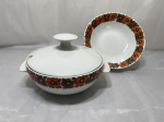 Conjunto de sopeira e travessa redonda em porcelana Renner Mon Chéri, floral. Medindo a sopeira 22,5cm x 9cm de altura, travessa 24cm x 5,5cm de altura.