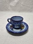 Xícara de café em porcelana portuguesa com flores, assinado Vestal Alcobaça. Medindo a xícara 6cm x 5,5cm de altura e o pires 11,5cm de diâmetro.