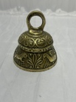 Antiga sineta de mesa em bronze, decorado com relevos, pega em forma de anel e badalo original. Medindo 7cm x 8cm de altura.