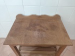Mesinha de cabeceira em madeira clara. Medindo 60cm x 41cm x 56cm de altura. 