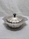 Linda sopeira redonda com 2 alças e tampa em aço inox. Medindo 27,5cm x 9cm de altura.