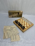 Tabuleiro de xadrez com peças em plástico duro imantado. Medindo 18cm x 17cm.