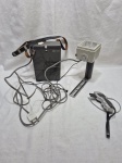 Sistema de flash vintage profissional Braun Hobby F800 fabricado na Alemanha Ocidental, composto por unidade de tocha com suporte de mão, gerador de carga com alça em couro, cabos de conexão e disparador remoto auxiliar.