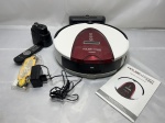 Aspirador de pó robô multifuncional HouseKeeper Pro Polishop nas cores branco e vinho, acompanhado de base de carregamento, parede virtual, controle remoto, fonte de alimentação, filtros de reposição e manual de instruções original. Estado: Necessita trocar a vassoura rotatória da base.