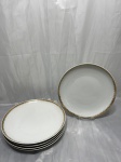 Steatita - Jogo de 5 pratos rasos de mesa em porcelana com borda ouro decorada. Medindo 25cm de diâmetro. Desgaste no friso.