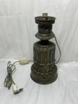 Antigo candeeiro / base de luminária em bronze trabalhado da renomada manufatura francesa Gagneau Frères (Paris, Rue Lafayette 115), com rica ornamentação em relevo de estilo neoclássico e pátina do tempo, eletrificado posteriormente. Medindo 14cm de base x 29,5cm de altura. Funcionando, necessita de reparos.