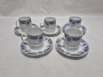 Jogo de 5 xícaras de café em porcelana Renner Medaillon barra azul com friso prata. Medindo 5cm x 5,5cm de altura.
