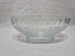 Lindo centro de mesa, fruteira tipo navete em vidro ricamente moldado. Medindo 25cm x 14,5cm x 10,5cm de altura.