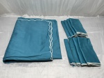 Jogo de mesa composto por toalha e  8 guardanapos em tecido encorpado na cor azul-turquesa, apresentando acabamento das bordas em festonê com debrum contrastante na cor branca. Medindo a toalha 210cm x 150cm, guardanapo 40cm x 40cm. Peças com marcas de guardado.