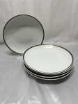 Jogo de 5 pratos fundos de massa, sopa em porcelana Steatita com borda grega. Medindo 21,5cm de diâmetro.