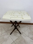 Bandeja com recipientes para petisco em plástico duro. suporte dobrável em madeira. Medindo 67,5cm x 67,5cm x 65cm de altura total.