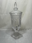 Linda suqueira em vidro ricamente moldado. Medindo 16cm x 32,5cm de altura.
