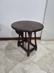 Elegante revisteiro vintage em madeira escura com detalhes torneados. Medindo 44cm x 24,5cm x 41,5cm de altura.