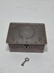 Caixa retangular decorativa em metal prateado, trabalhada com relevos. Medindo 12cm x 9cm x 5,5cm de altura.