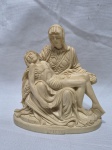 Linda escultura de Nossa Senhora da Pieta de Michelangelo em resina, italiana. Medindo 12cm de altura.