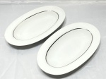 Par de travessas ovais em porcelana Thomas com friso prata. Medindo 24,5cm x 14cm.