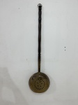 Antiga escalfeta, aquecedor de cama confeccionado em latão chileno com tampa vazada e cabo longo em madeira. Medindo 25cm de diâmetro x 100cm de comprimento total.