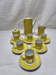 Schmidt - Jogo de servir café com 9 peças em porcelana, estampa amarela com friso ouro. Medindo a xicara 4,5cm x 5,5cm de altura.