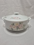 Sopeira redonda em porcelana Schmidt floral. Medindo 21cm x 10cm de altura.