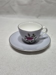 Linda xícara de café em porcelana inglesa Royal Douton, modelo Chateau Rose. Medindo a xícara 7cm x 5cm de altura e o pires 12,5cm de diâmetro.