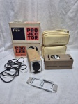 Conjunto vintage composto por projetor de slides Olympus Pen Projector e unidade de resfriamento Olympus Pen Cooler, acompanhado de suportes para slides, cabos de alimentação, estojos originais de transporte e caixas de papelão da época. O cooler funciona perfeitamente, falta a lampada para o teste do projetor.