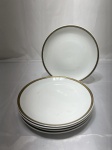 Jogo de 5 pratos de sobremesa em porcelana Steatita com borda grega. Medindo 19cm de diâmetro.