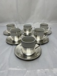 Jogo de 6 xícaras de café em porcelana com suporte e pires em 90. Medindo 5cm x 5,5cm de altura.