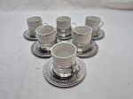 Jogo de 6 xícaras de café em porcelana com suporte e pires em inox. Medindo 5cm x 5cm de altura.