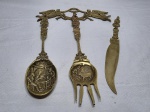 Enfeite de 3 talheres com suporte para pendurar em bronze ricamente trabalhado com relevos. Medindo o garfo 38,5cm de comprimento. Faltando um gancho.