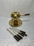 CHILE - Conjunto de fondue em latão chileno com 6 espetos, pega em madeira. Medindo o conjunto 21cm de altura.