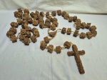 Antigo rosário de parede confeccionado em madeira rústica com contas e cruz entalhadas simulando textura de tronco natural. Medindo 214cm de comprimento.
