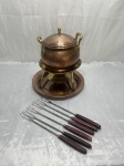 Conjunto de fondue em cobre com 3 espetos, peça em madeira. Medindo o conjunto 25cm de altura;