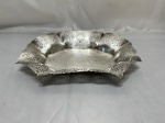 Travessa retangular em prata 90 Imperial com borda vazada. Medindo 26,5cm x 20cm x 3,5cm de altura.