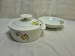 Sopeira redonda e travessa redonda funda em porcelana Renner Medaillon flor amarela e friso ouro. Medindo a legumeira 21cm x 8cm de altura; 24,5cm x 5cm de altura.