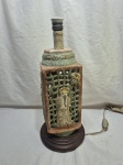 VINTAGE. Abajur em cerâmica com padrão coco ralado da década de 40, pintura de oriental. Medidas: 20cm de base x 47cm de altura. Estado: Não testado.
