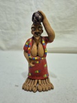 Escultura figurativa em terracota policromada de estilo satírico/naif representando mulher com cachimbo e cesto. Medindo 20cm de altura.