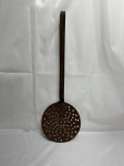 Grande escumadeira decorativa em metal  Medindo 52cm de comprimento.