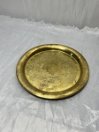 Prato decorativo em latão chileno com fundo cinzelado. Medindo 23cm de diâmetro.