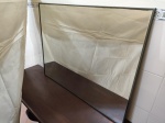 Grande espelho retangular em madeira com moldura em alumínio. Medindo a moldura 90cm x 70cm. Possui manchas no espelho.