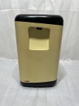 Balde térmico refrigerador para garrafas de vinho ou espumante da marca espanhola Valira, confeccionado em plástico ABS nas cores bege e preto com design vintage dos anos 1970/1980, contendo em seu interior o refil selado original com líquido refrigerante azul para congelamento. Medindo 15cm x 15cm x 23cm de altura.