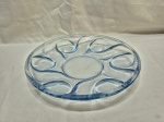 Prato de bolo em demicristal azul ricamente moldado. Medidas: 32,5cm de diâmetro.
