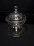 Compoteira com presentuir em cristal lapidado tipo Saint Louis.Medidas: Compoteira sem a tampa - 16,5cm x 13,5cm de altura.Estado: Leves bicados.
