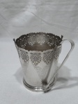 Balde de gelo com pinça de gelo em prata 90 Regia, rendada e cinzelada. Medindo o balde 12cm x 13,5cm de altura.