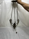 Lustre de teto em metal dourado trabalhado. Medindo 15cm de diâmetro x 60cm de altura total.