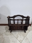 Elegante revisteiro vintage em madeira escura com detalhes torneados. Medindo 44cm x 24,5cm x 41,5cm de altura.