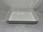 Travessa retangular em porcelana refrataria branca. Medindo 40cm x 30cm x 7,5cm de altura.