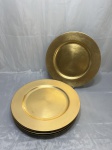 Jogo de 9 sousplats em plástico dourado. Medindo 33cm de diâmetro.