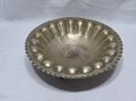 Centro de mesa, fruteira em metal dourado martelado Boliviano. Medindo 31cm x 8cm de altura.